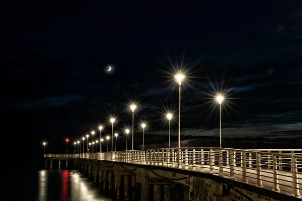 Lampes Poste sur une jetée la nuit — Photo