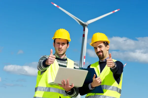 Två ingenjörer i ett vindkraftverk på turbin — Stockfoto