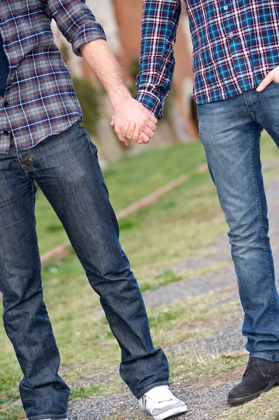 Homosexuální pár outdise, drželi se za ruce Stock Obrázky