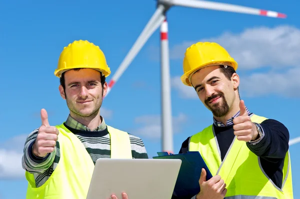 Dos ingenieros en una central eólica — Foto de Stock