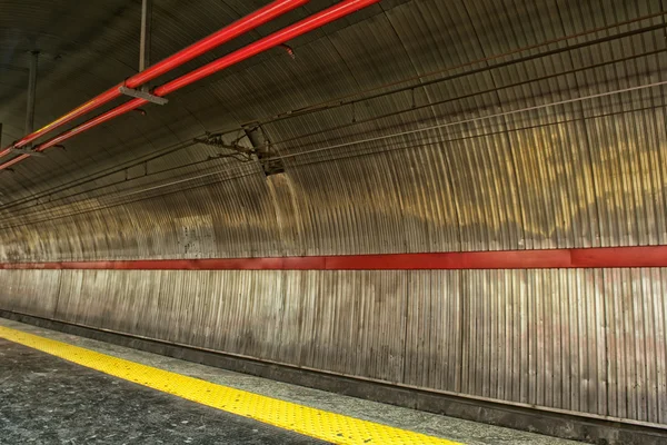 Rörelseoskärpa utomhus för höghastighetståg i tunnelbanan — Stockfoto