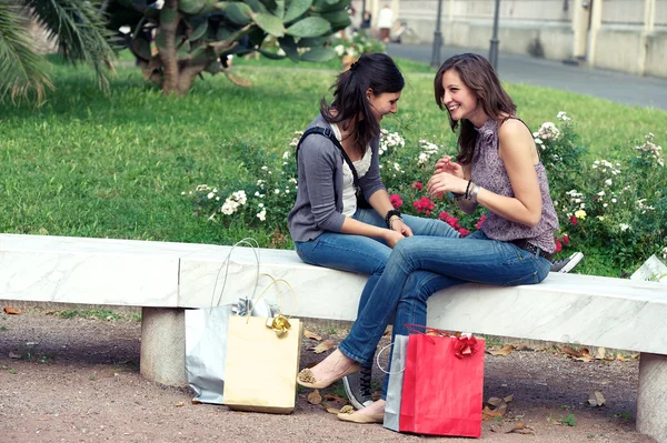 Dos chicas con bolsas de colores al aire libre —  Fotos de Stock