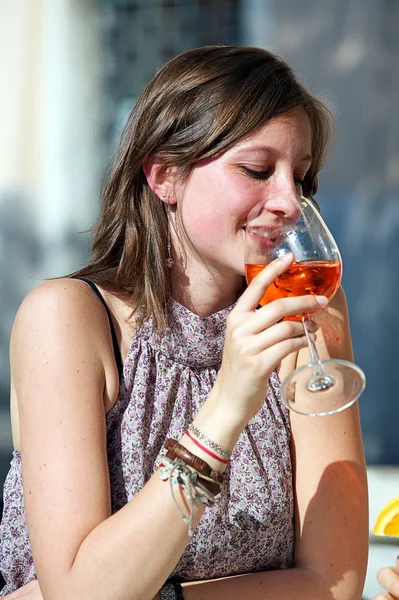 Šťastná mladá žena pít — Stock fotografie