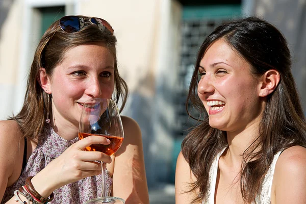 Dvě mladé ženy fandění s studené nápoje — Stock fotografie