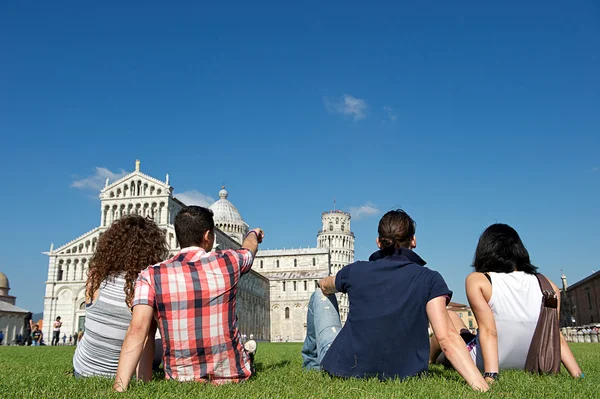 Cuatro amigos de vacaciones visitando Pisa —  Fotos de Stock