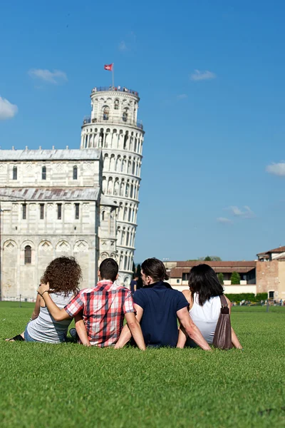 Quatro amigos em férias visitando Pisa — Fotografia de Stock