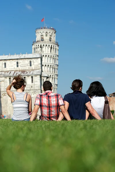 Quattro amici in vacanza a Pisa — Foto Stock