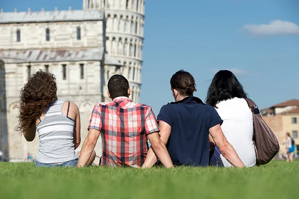 Cuatro amigos de vacaciones visitando Pisa — Foto de Stock