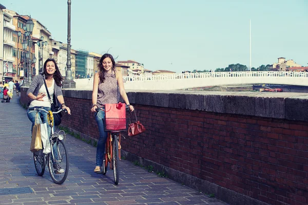 Deux belles femmes faisant du vélo — Photo