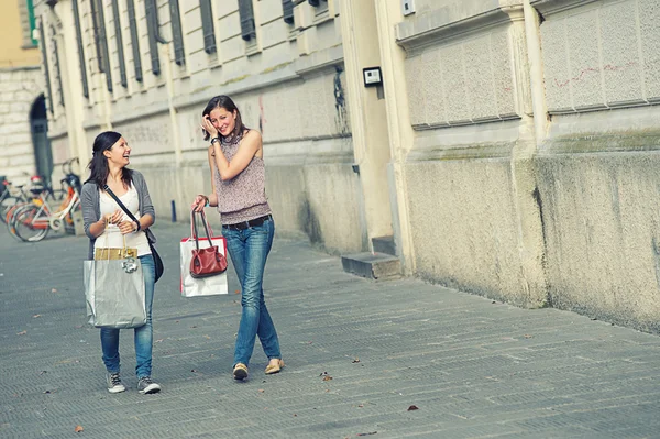 Junge Frauen in der Stadt nach dem Einkaufen — Stockfoto