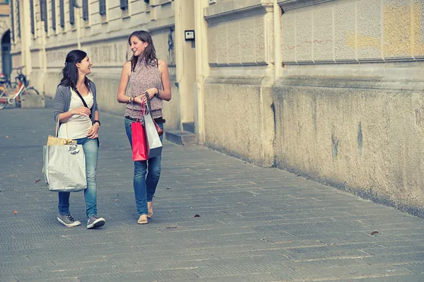 Jovens mulheres na cidade após compras — Fotografia de Stock