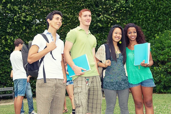 Grupo Multicultural de Estudantes Universitários — Fotografia de Stock