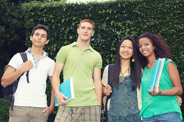 Grupo Multicultural de Estudantes Universitários — Fotografia de Stock