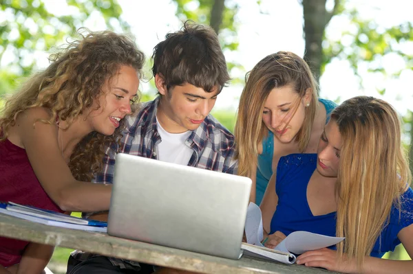 Группа молодых студентов с ноутбуком на открытом воздухе, Италия — стоковое фото