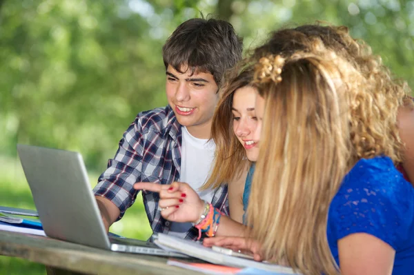 Groep van jonge student met behulp van laptop buiten, Italië — Stockfoto