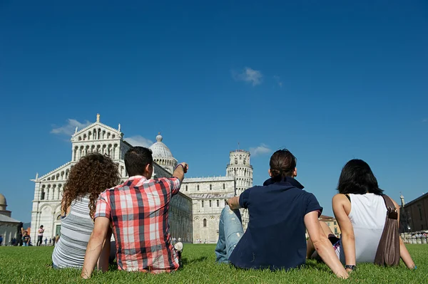 Quatro amigos em férias visitando Pisa — Fotografia de Stock
