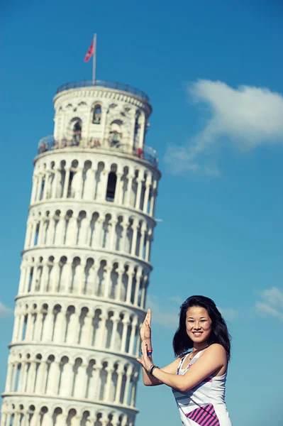 Китаянка с наклонной башней Пизы — стоковое фото