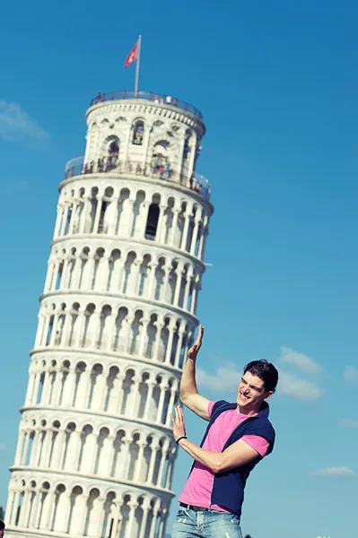 Joven con la Torre Inclinada de Pisa — Foto de Stock