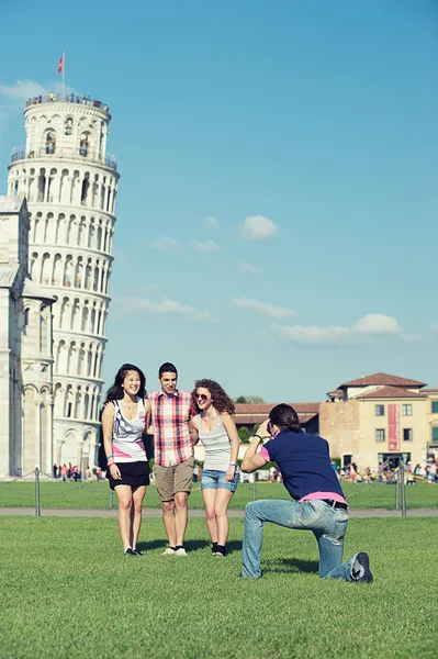 Grupo de amigos tomando fotos con Pisa torre inclinada — Foto de Stock