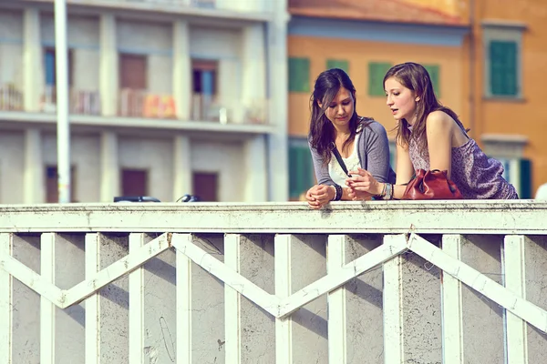 Дві жінки розмовляють у місті — стокове фото