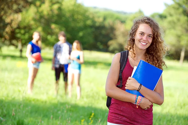 年轻的女学生在公园 — 图库照片