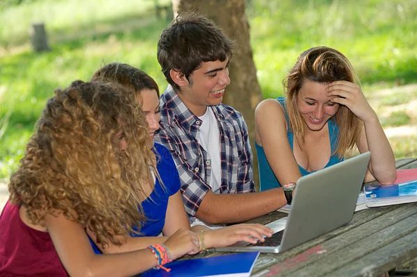 Grupo de jóvenes estudiantes que utilizan el ordenador portátil al aire libre, Italia —  Fotos de Stock