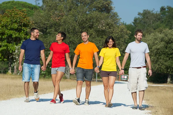 Grupo de caminar juntos al aire libre — Foto de Stock