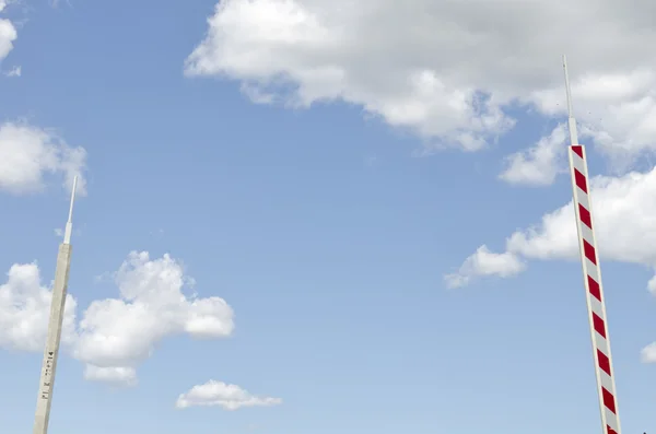 푸른 하늘에 수평 교차점 — 스톡 사진