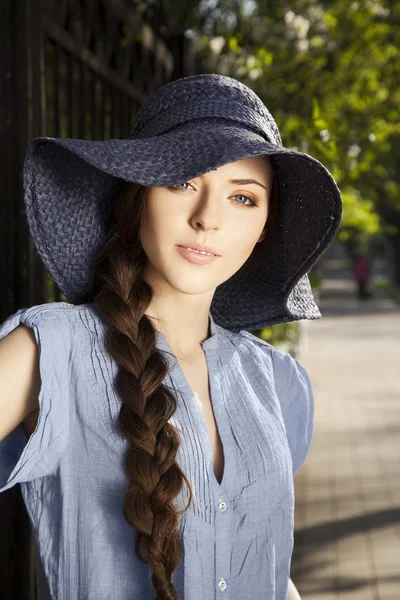Retrato de mujer joven en sombrero — Foto de Stock
