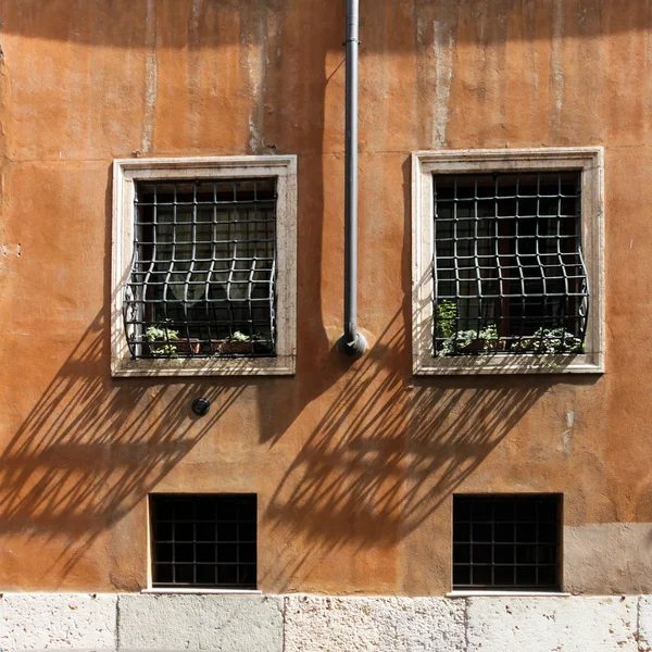 Oldtimer-Fenster und Regenwasserrohr — Stockfoto