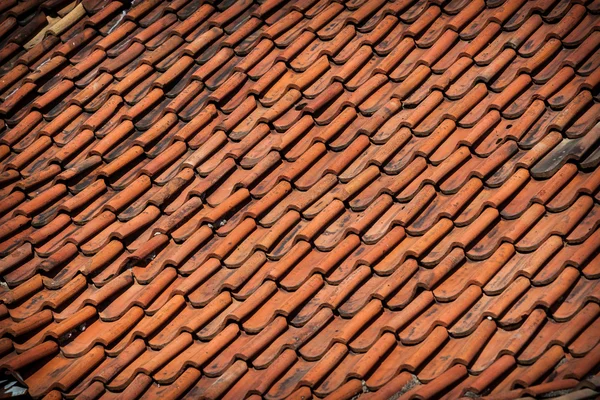 Röda gamla takpannor — Stockfoto