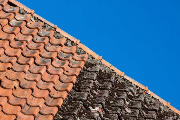 Red and old roof tiles and blue sky — Stock Photo, Image