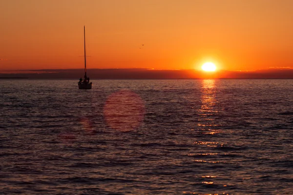 Yelkenli tekne günbatımı siluet — Stok fotoğraf
