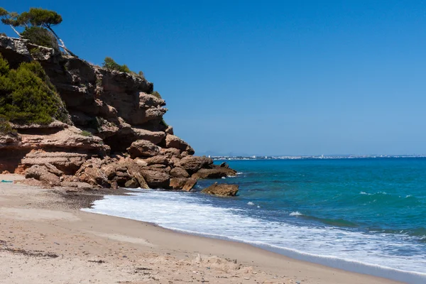 Praia pequena bonita na costa de Costa Brava, Espanha — Fotografia de Stock