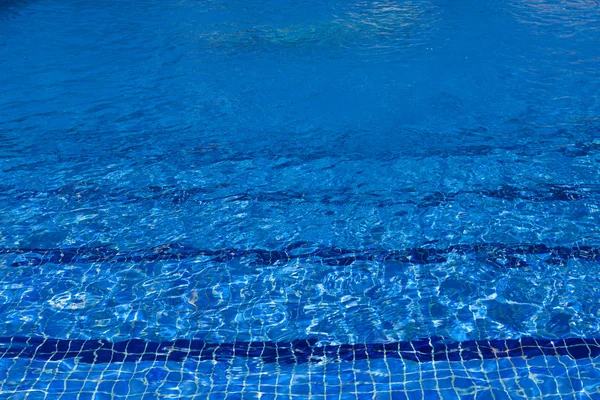 Modrá vodní hladiny ve venkovním bazénu — Stock fotografie