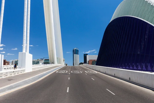 Puente con coche en Hemisférico La Ciudad de las Artes y las Ciencias de V — Foto de Stock