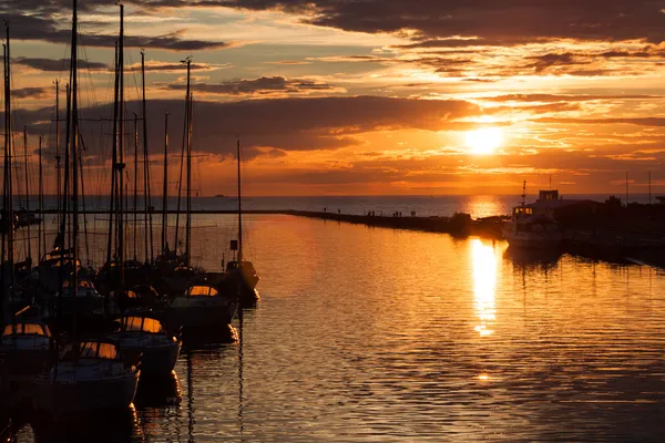 Силует вітрильних човнів у гавані з заходом сонця — стокове фото