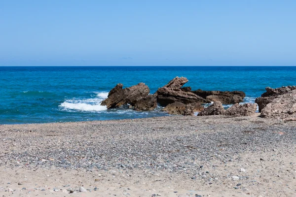 Schöner kleiner Kieselstrand an der Meeresküste — Stockfoto