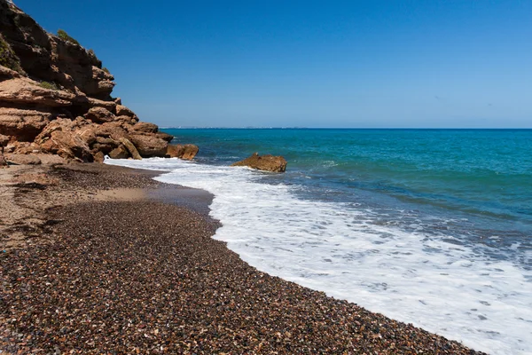 Schöner kleiner Kieselstrand an der Küste der Costa Dorado, Spanien — Stockfoto