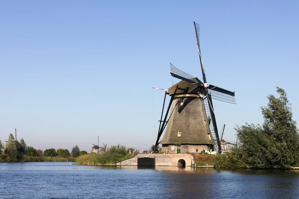 Moulin à vent en polder néerlandais — Photo