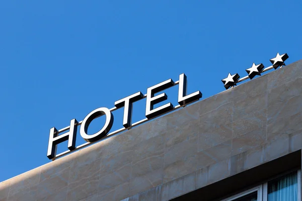 Belysta hotel tecken tas på morgonen — Stockfoto