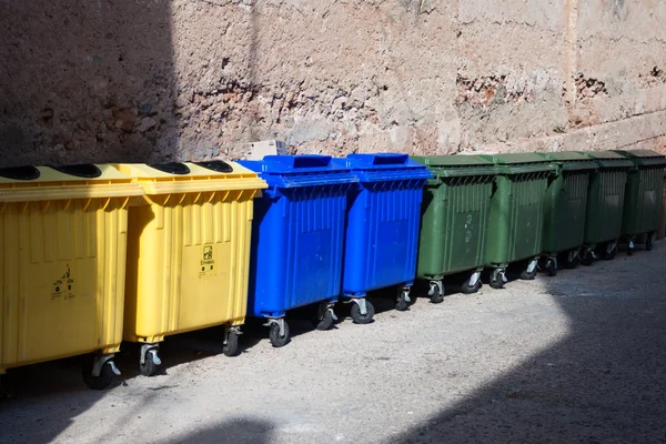 Recipientes de plástico para reciclagem de lixo na rua — Fotografia de Stock