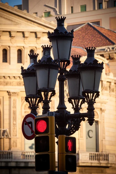 Lyktstolpe och trafikljus i barcelona — Stockfoto