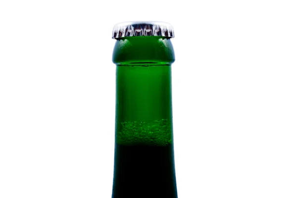 Parte superior de botella de cerveza cerca, aislado — Foto de Stock
