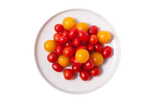 Tomates cereja vermelho, amarelo no prato isolado — Fotografia de Stock