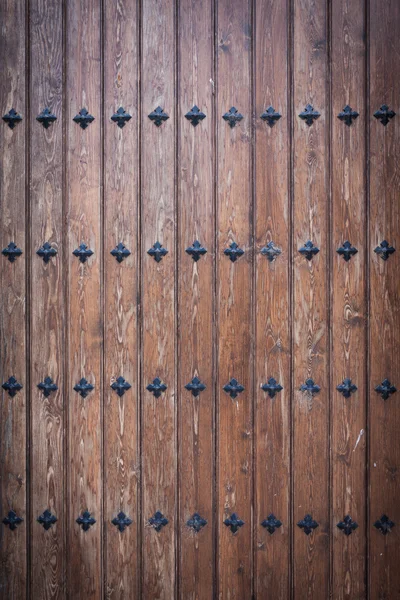 Крутая деревянная дверь с ногтями — стоковое фото