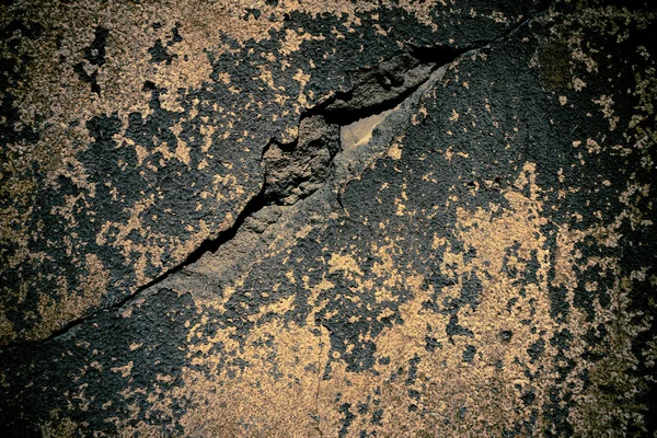 Hluboké prasklá betonová stěna pozadí natřené omítky — Stock fotografie