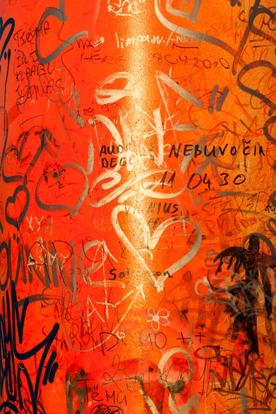 Na tle ściany brudny graffiti — Zdjęcie stockowe