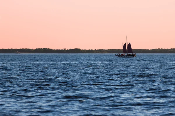 Eski yelken siluet günbatımında gemi. — Stok fotoğraf