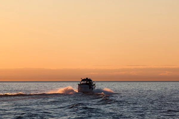 Motorový člun západ slunce silueta — Stock fotografie